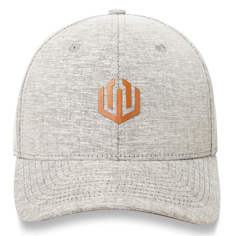 Boné aba curva estilo 6-panel rígido na cor cinza claro mesclado e com textura lisa. Na parte frontal possui a logomarca da &#39;John Roger&#39; em Silk com relevo na cor marrom. Na parte de trás do boné o fechamento é tipo snapback ajustável com regulador em plástico.