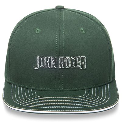 Boné aba reta rígido estilo 6-panel na cor verde musgo. Na parte frontal central possui bordado o nome &#39;John Roger&#39; na cor branca. A aba é no estilo &#39;sanduíche&#39; com detalhe em linha branca que contorna a borda da aba, criando um contraste sutil e sofisticado. O fechamento traseiro é do tipo snapback ajustável com regulador em plástico.