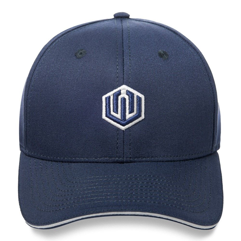 Boné aba curva estilo 6-panel rígido na cor azul marinho e com textura lisa. Na parte frontal possui bordado a logomarca da &#39;John Roger&#39; na cor branco. Na parte de trás do boné o fechamento é tipo snapback ajustável com regulador em plástico.