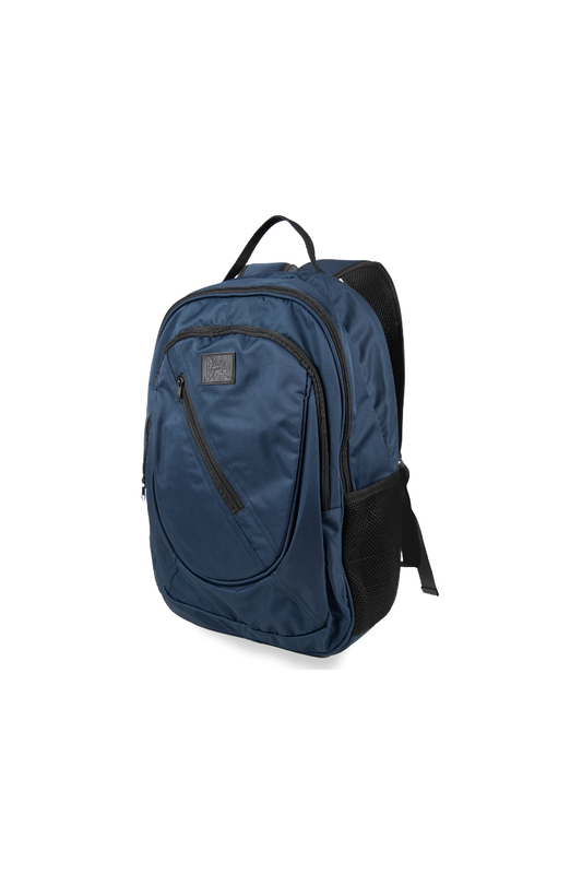 Mochila de tamanho grande multifuncional na cor azul. Possui 3 compartimentos externos frontais com fechamento em zíper e dois laterais telados para guardar garrafas. Também conta com alças traseiras estofadas e uma alça de mão, além de uma etiqueta emborrachada na parte frontal, que apresenta um padrão geométrico e o nome &#39;JOHN ROGER&#39;.
