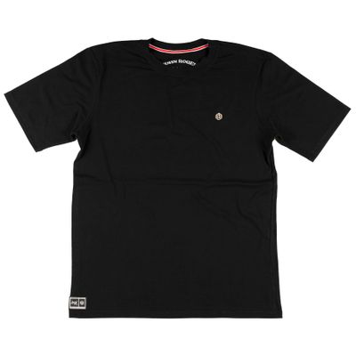 camiseta masculino manga curta preto, logo pequena no lado esquerdo do peito, etiqueta na barra