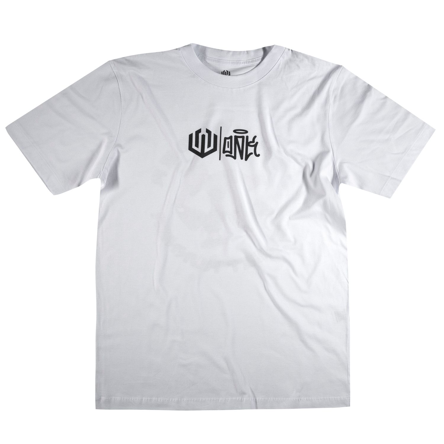 Camiseta manga curta masculina branca com a logo da John Roger e a logo OAK estampada no centro do peito