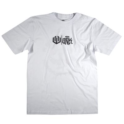 Camiseta manga curta masculina branca com a logo da John Roger e a logo OAK estampada no centro do peito