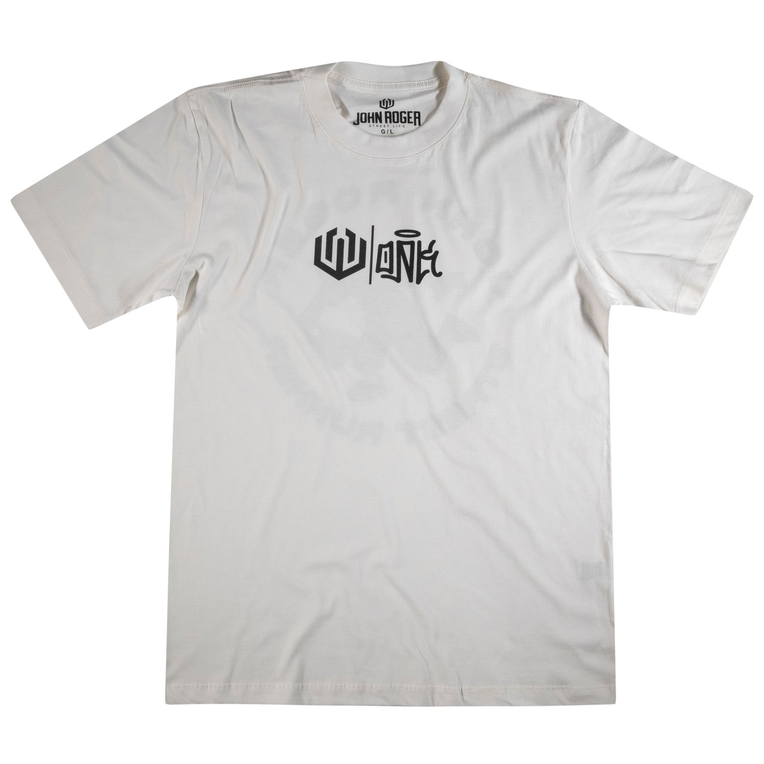 Camiseta manga curta masculina off white com a logo da John Roger e a logo OAK estampada no centro do peito