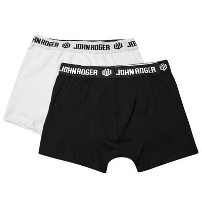Duas cuecas, uma preta e uma branca, com elastico estilizado com a escrita &#39;John Roger&#39; e a logo alternando