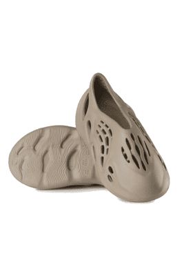 Chinelo unissex na cor capuccino, com design futurista e recortes vazados para maior ventilação. Possui solado texturizado com ondulações, garantindo aderência e conforto ao caminhar e nome &#39;John Roger&#39; estampado na lateral. Estilo moderno e arrojado, ideal para compor looks casuais e descolados.