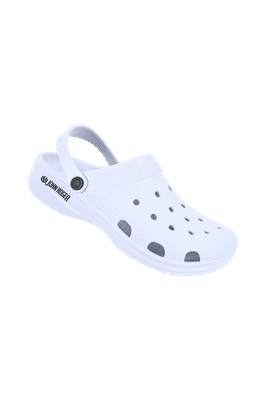 Chinelo na cor branco fechado na parte frontal, mas com furos estratégicos para respiração. Possui tira traseira ajustável para maior segurança e conforto. Design leve e ventilado, ideal para uso casual e atividades ao ar livre. Marca  &#39;John Roger&#39; estampada na lateral.