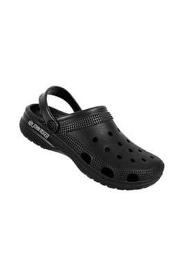 Chinelo na cor preto fechado na parte frontal, mas com furos estratégicos para respiração. Possui tira traseira ajustável para maior segurança e conforto. Design leve e ventilado, ideal para uso casual e atividades ao ar livre. Marca &#39;John Roger&#39; estampada na lateral.