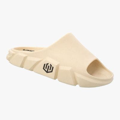 Chinelo estilo nuvem com design moderno na cor off-white com faixa larga frontal. Possui entressola texturizada com uma aparência rochosa. Logomarca da 'John Roger' aplicada na lateral.