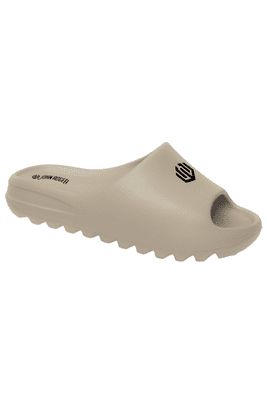 Chinelo estilo slide na cor capuccino com design minimalista. Possui uma faixa larga frontal com a logomarca da &#39;John Roger&#39; desenhada. Com um solado tratorado, garante a aderência em diversas superfícies. 