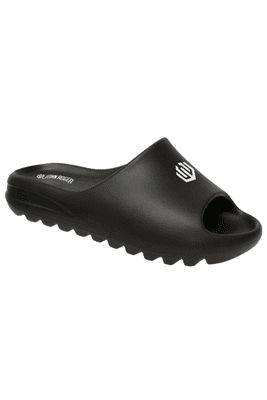 Chinelo estilo slide na cor preto com design minimalista. Possui uma faixa larga frontal com a logomarca da &#39;John Roger&#39; desenhada. Com um solado tratorado, garante a aderência em diversas superfícies. 