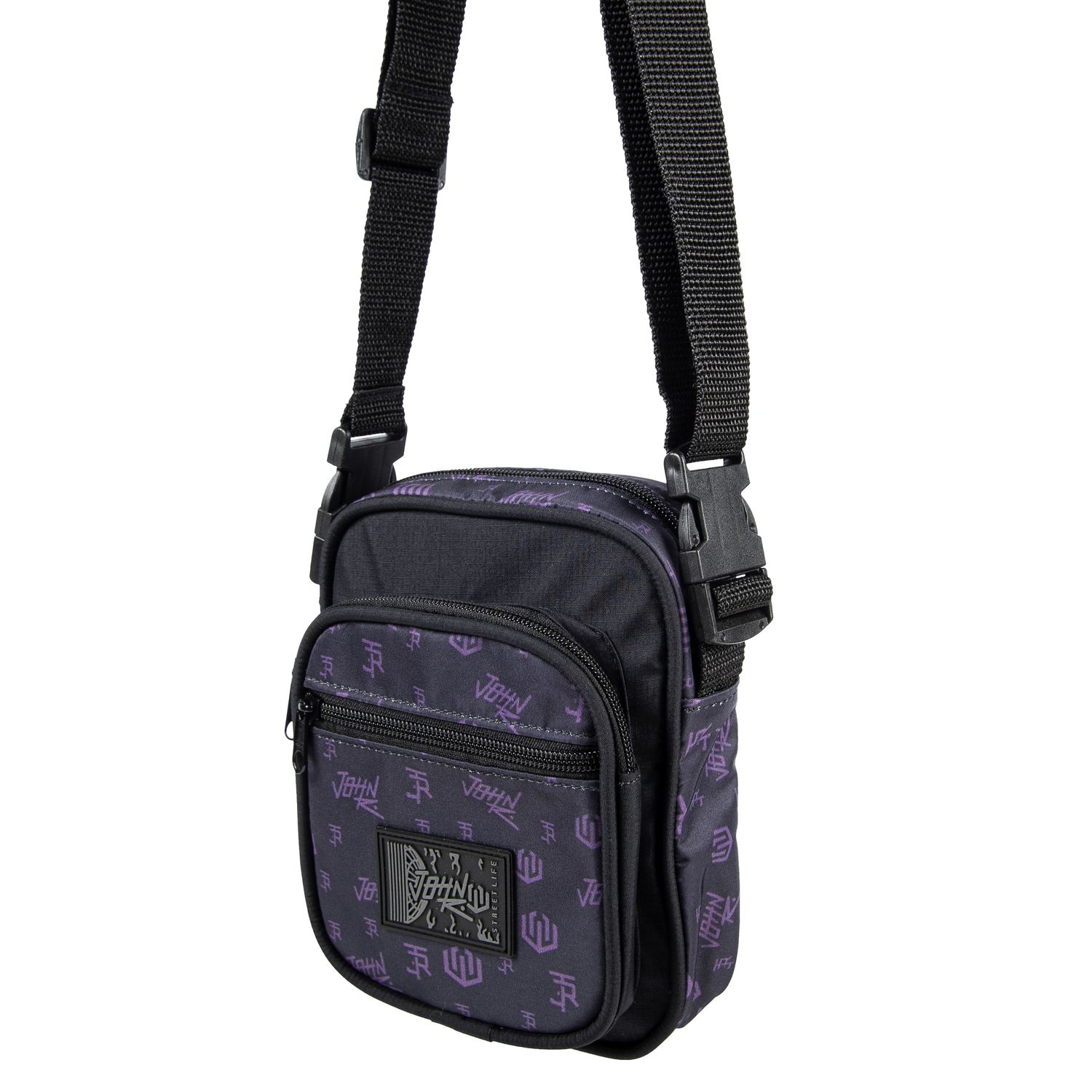 Shoulder bag de tamanho pequeno de formato levemente quadrado na cor preto com estampas em silk padronizadas com desenhos da logomarca &#39;John Roger&#39; na cor roxo em toda a bolsa . Possui 3 compartimento externos, todos com fechamento em zíper. Etiqueta emborrachada centralizada com a Logomarca da &#39;John Roger&#39;, além de alça de ombro ajustável.