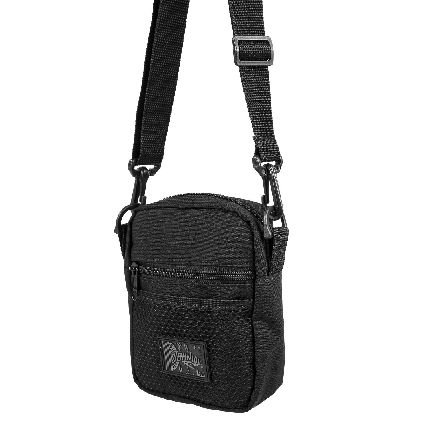 Shoulder bag de tamanho pequeno de formato levemente quadrado na cor preto. Possui 4 compartimentos 
externos, sendo 2 frontais e 1 traseiro com fechamento em zíper e 1 frontal com tecido de malha &#39;redinha&#39;. Etiqueta emborrachada centralizada com a Logomarca da &#39;John Roger&#39;, além de alça de ombro ajustável.