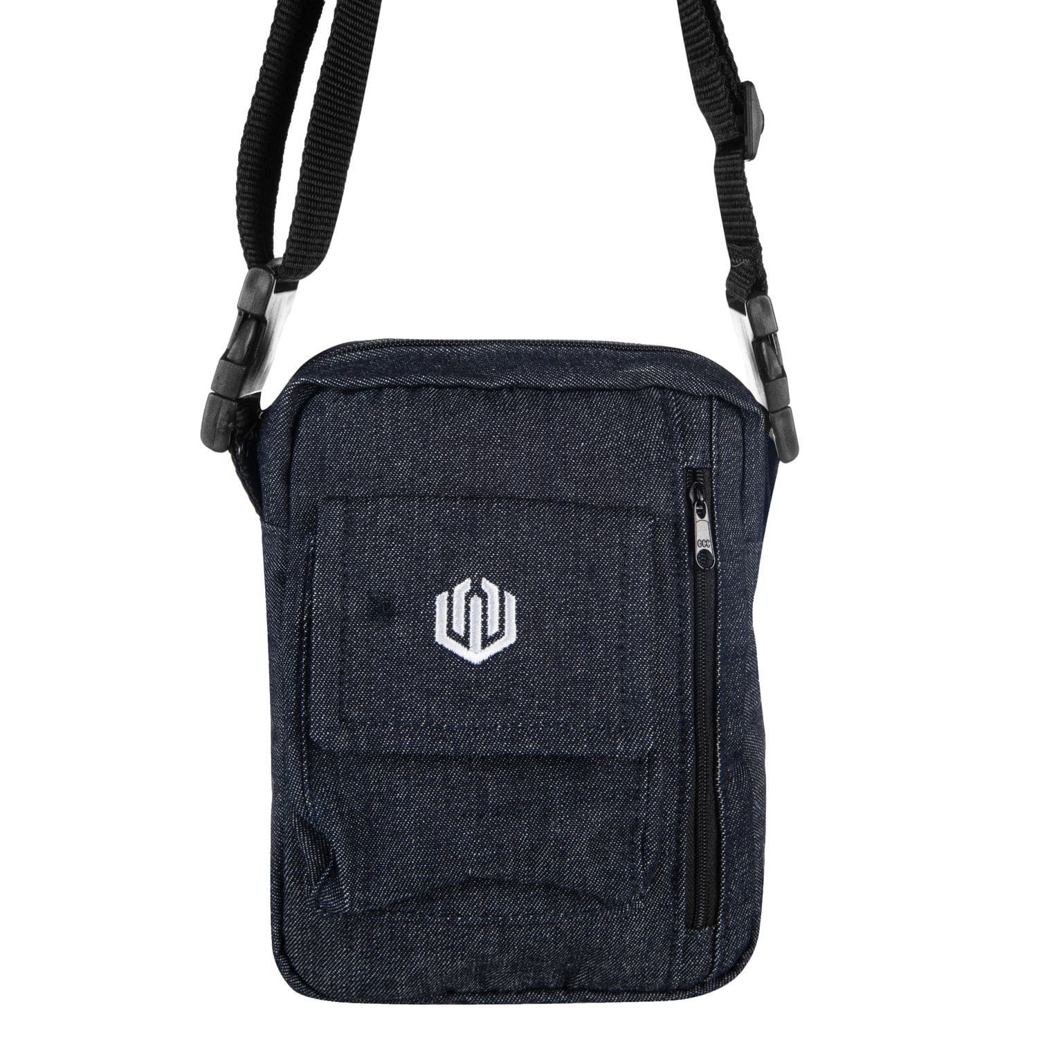 Shoulder bag de tamanho pequeno de formato levemente quadrado em jeans na cor azul escuro. Possui 3 compartimento externos, sendo 2 com fechamento em zíper e 1 estilo baggy com fecho em velcro com a logomarca da &#39;John Roger&#39; estampada em silk na cor branco, além de alça de ombro ajustável.