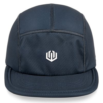 Boné do tipo 5-panel, aba reta com tecido dry-fit respirável na cor azul marinho, ideal para atividades físicas. Possui costuras bem definidas e reforçadas, especialmente nas divisões entre os painéis. Na parte frontal central possui a logomarca da &#39;John Roger&#39; em silk na cor branca. O fechamento traseiro é do tipo snapback ajustável com regulador de plástico.