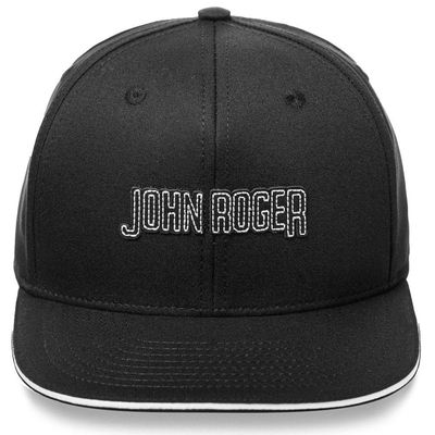 Boné aba reta rígido estilo 6-panel na cor preto. Na parte frontal central possui bordado o nome &#39;John Roger&#39; na cor branca. A aba é no estilo &#39;sanduíche&#39; com detalhe em linha branca que contorna a borda da aba, criando um contraste sutil e sofisticado. O fechamento traseiro é do tipo snapback ajustável com regulador em plástico.