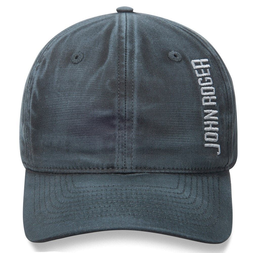 Boné aba curva estilo &#39;dad hat&#39; moldável na cor preto lavado. Na parte lateral possui bordado o nome &#39;John Roger&#39; na cor cinza claro. Na parte de trás do boné o fechamento é tipo strapback ajustável com regulador em plástico.
