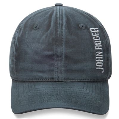 Boné aba curva estilo &#39;dad hat&#39; moldável na cor preto lavado. Na parte lateral possui bordado o nome &#39;John Roger&#39; na cor cinza claro. Na parte de trás do boné o fechamento é tipo strapback ajustável com regulador em plástico.