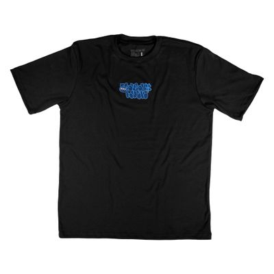 Camiseta masculina gola redonda preto, com estampa frontal escrito &#39;Seven Luck&#39; centralizada no peito em estilo grafite