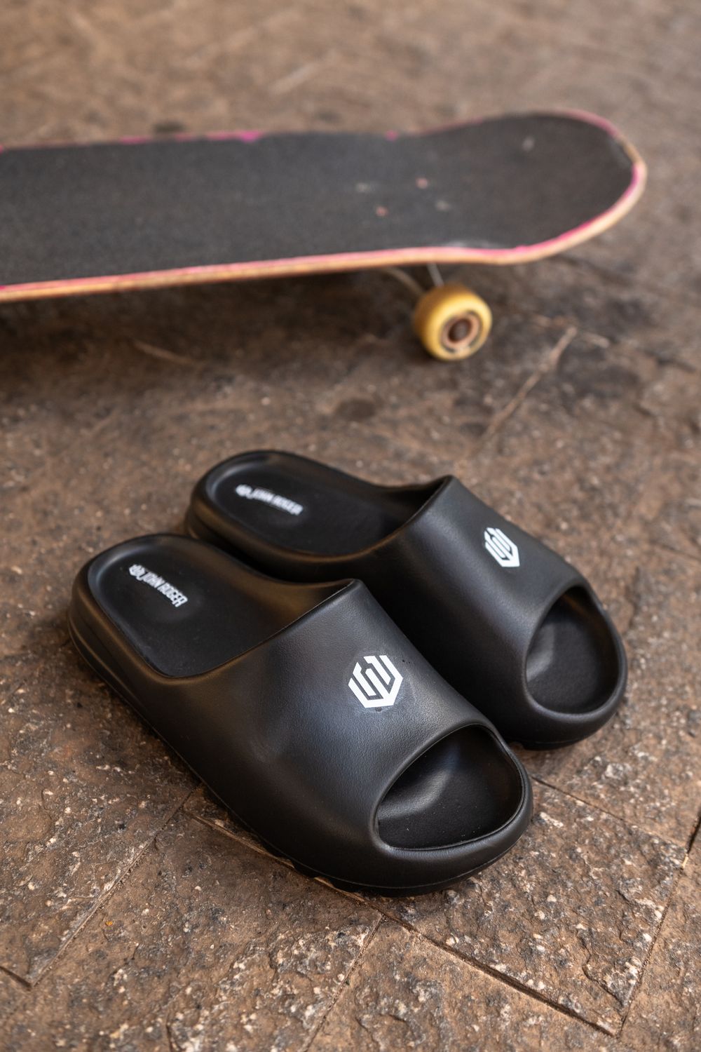 CHINELO NUVEM PILLOW JOHN ROGER - PRETO