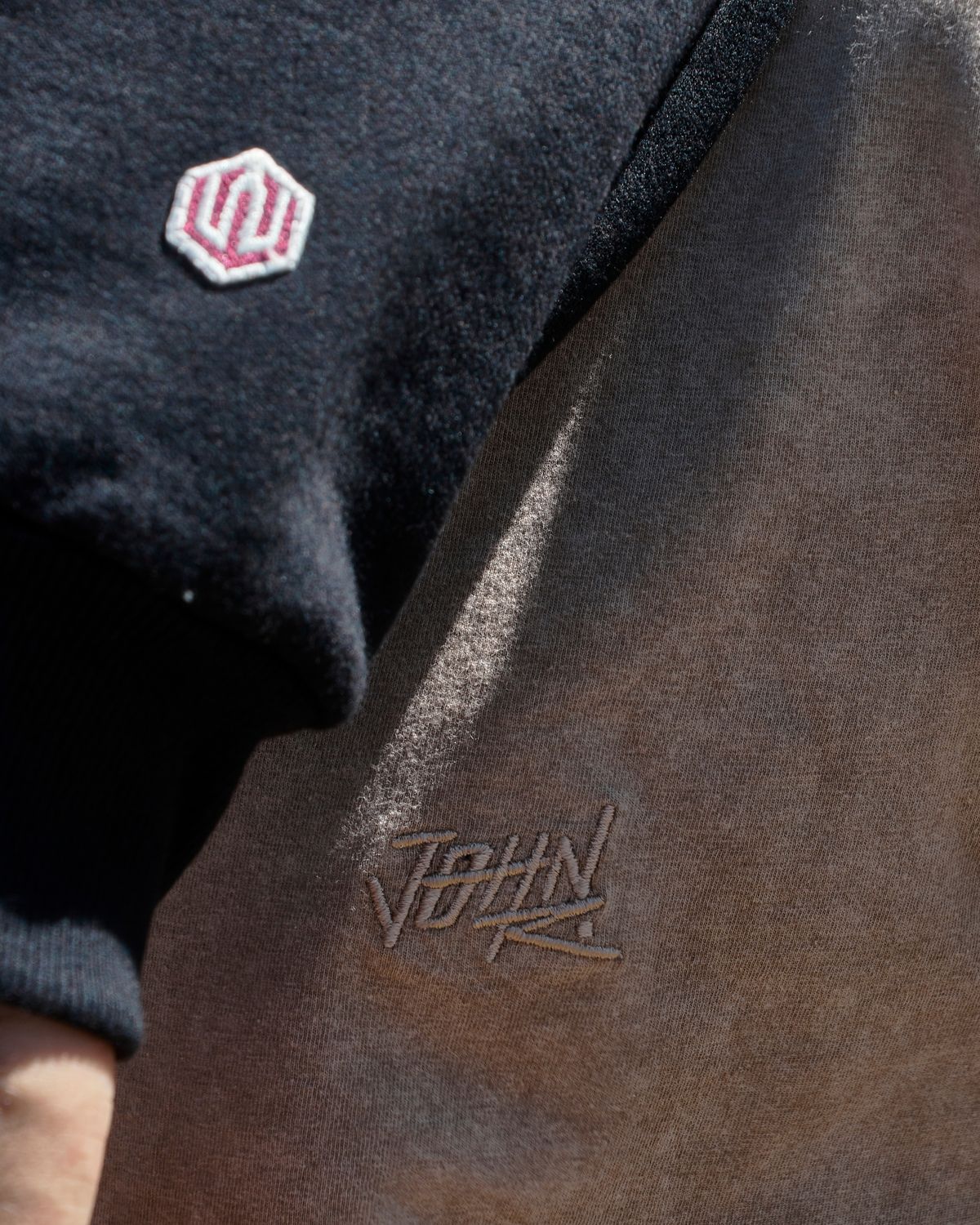 CAMISETA MARMORIZADA BORDADO - CAQUI