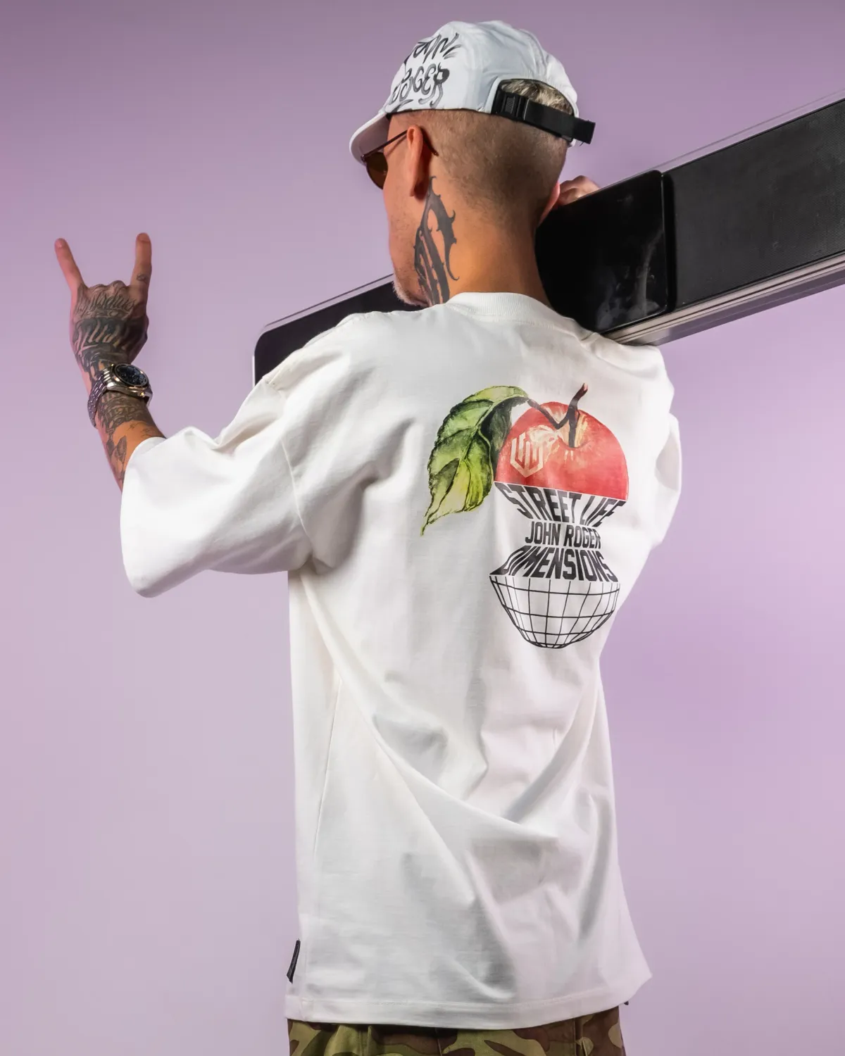 CAMISETA MALHÃO OVERSIZED APPLE JOHN ROGER - OFF WHITE