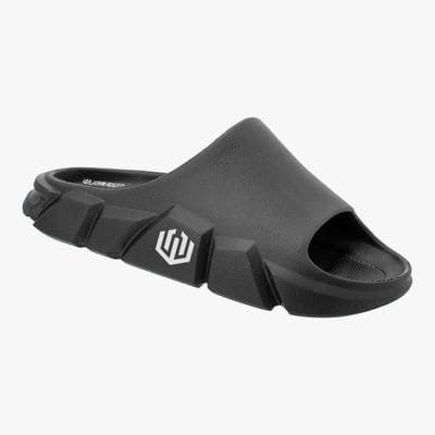 Chinelo estilo nuvem com design moderno na cor preto com faixa larga frontal. Possui entressola texturizada com uma aparência que remete a rochas. Logomarca da 'John Roger' aplicada na lateral.