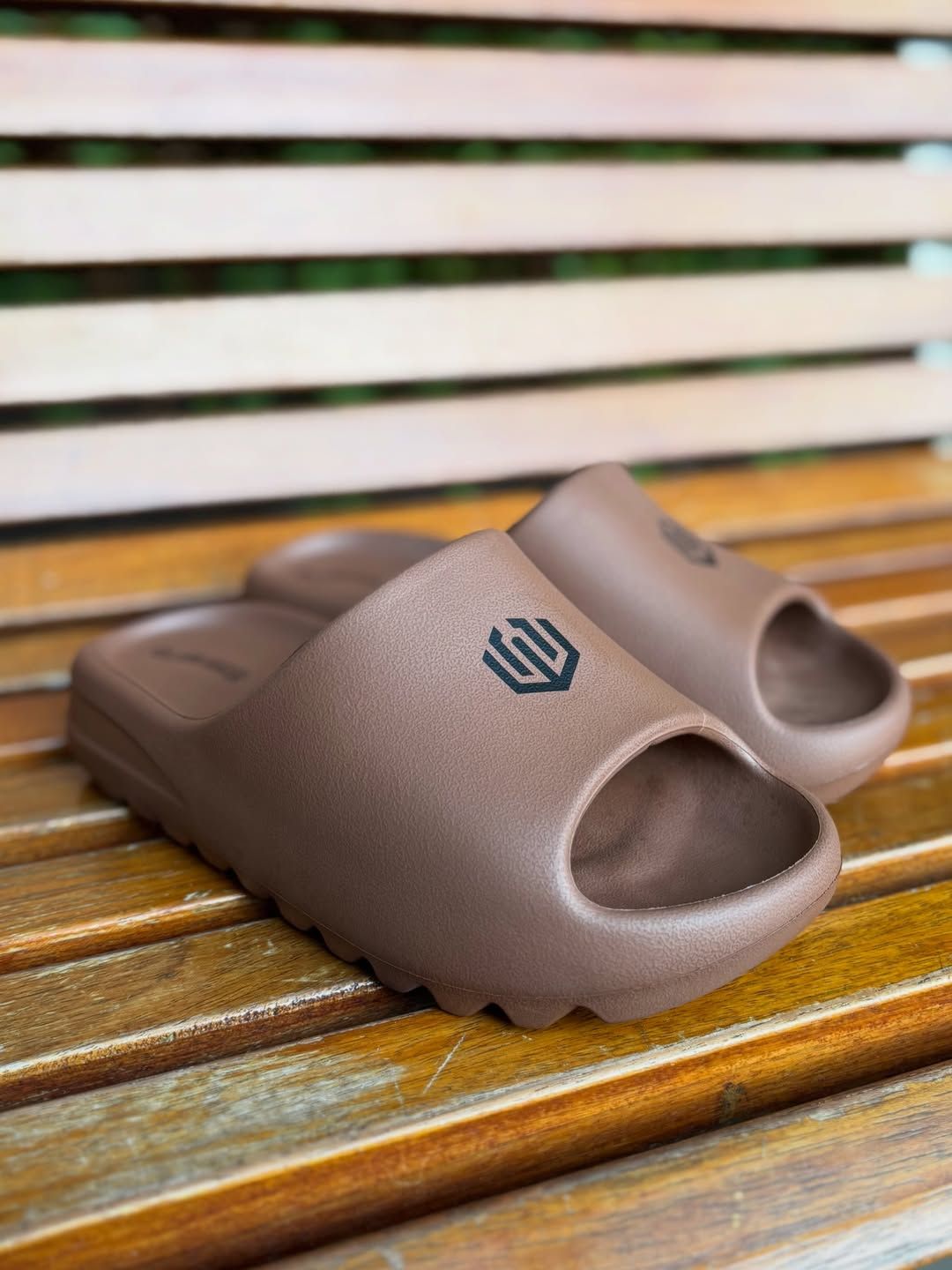 CHINELO PILLOW JOHN ROGER NUVEM - CAFÉ