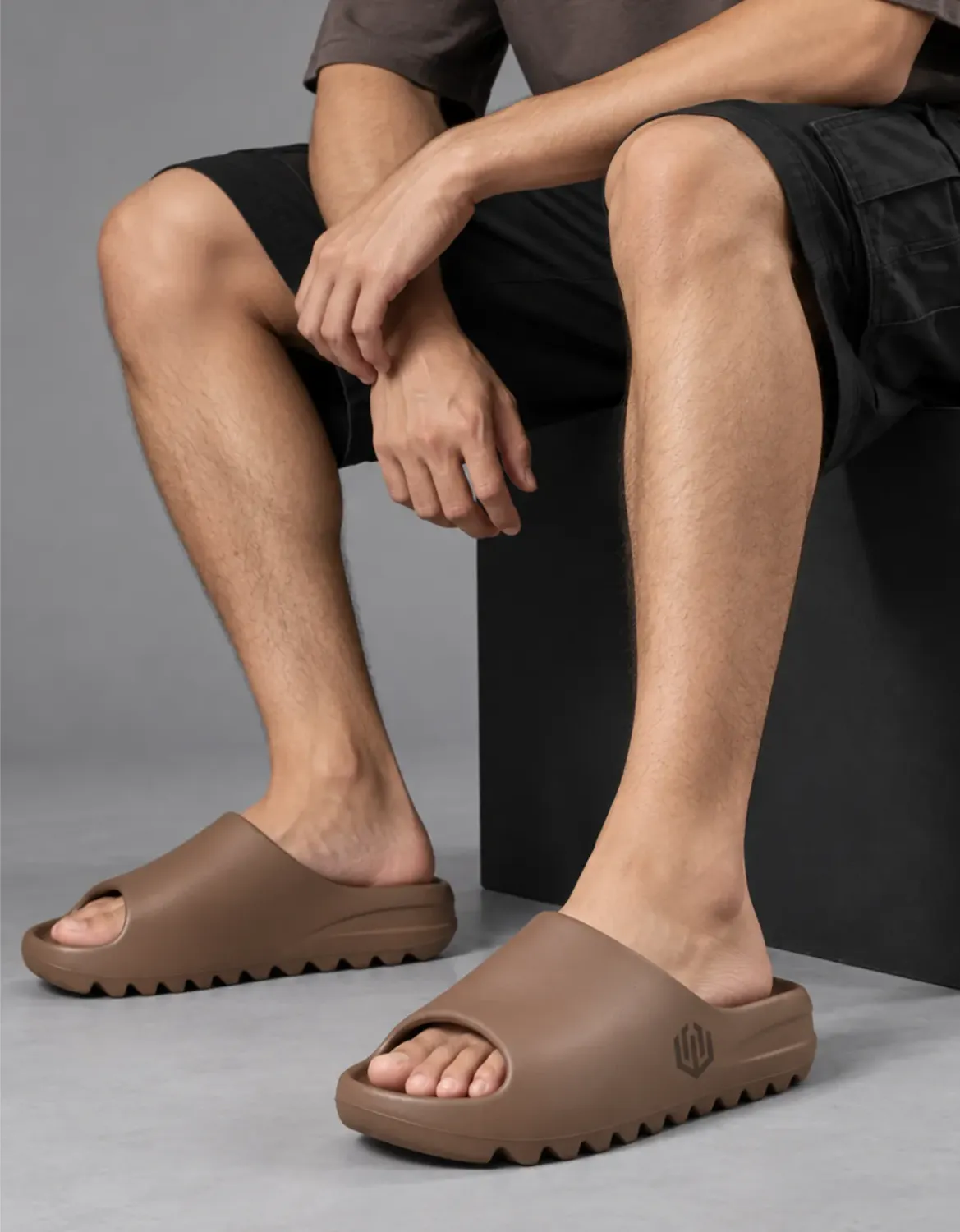CHINELO PILLOW JOHN ROGER NUVEM - CAFÉ