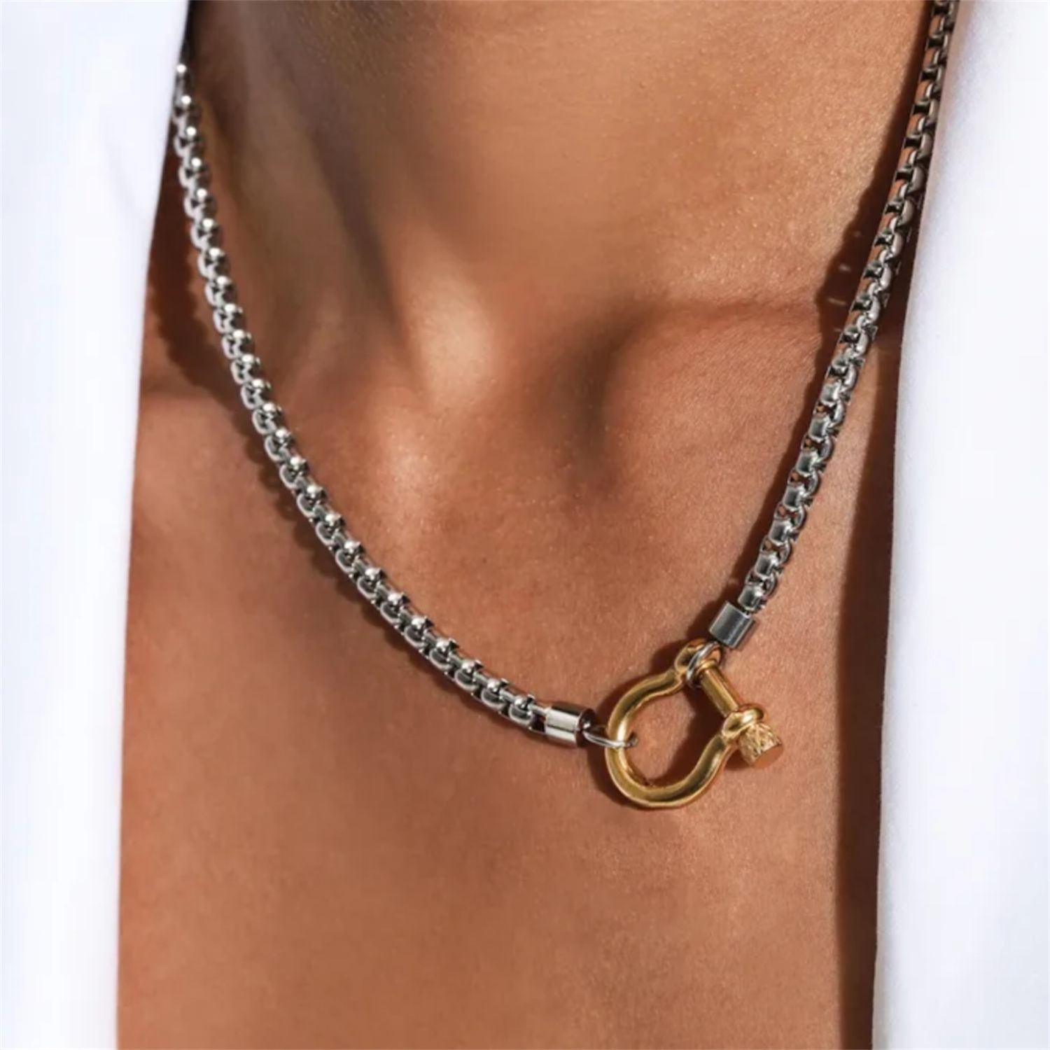 HOURSE HOOK WOMEN NECKLACE