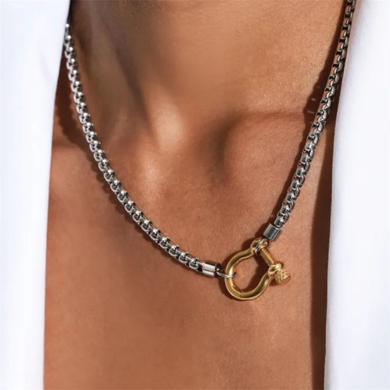 HOURSE HOOK WOMEN NECKLACE