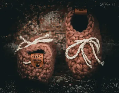 🧸 Chaussons bébé en laine naturelle – Modèle Loomi couleur chocolat