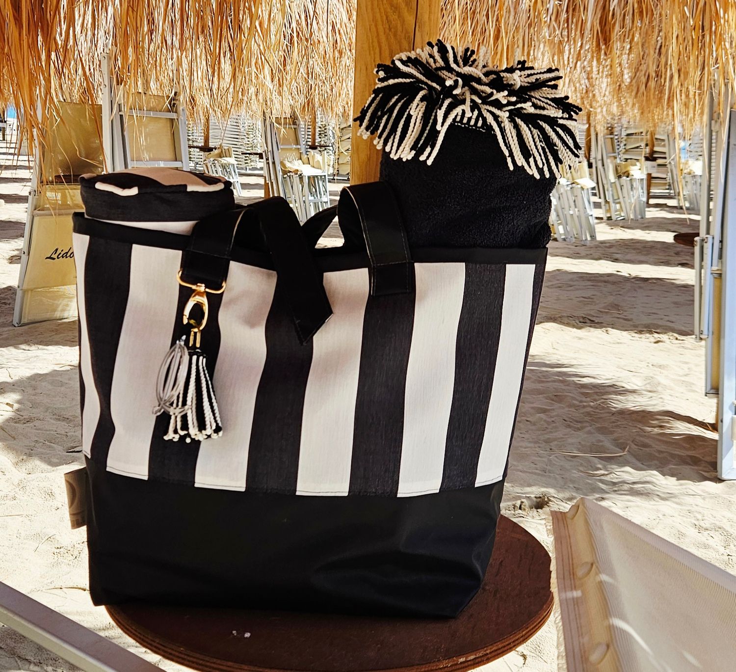 At The Beach tas black-off white 60x40