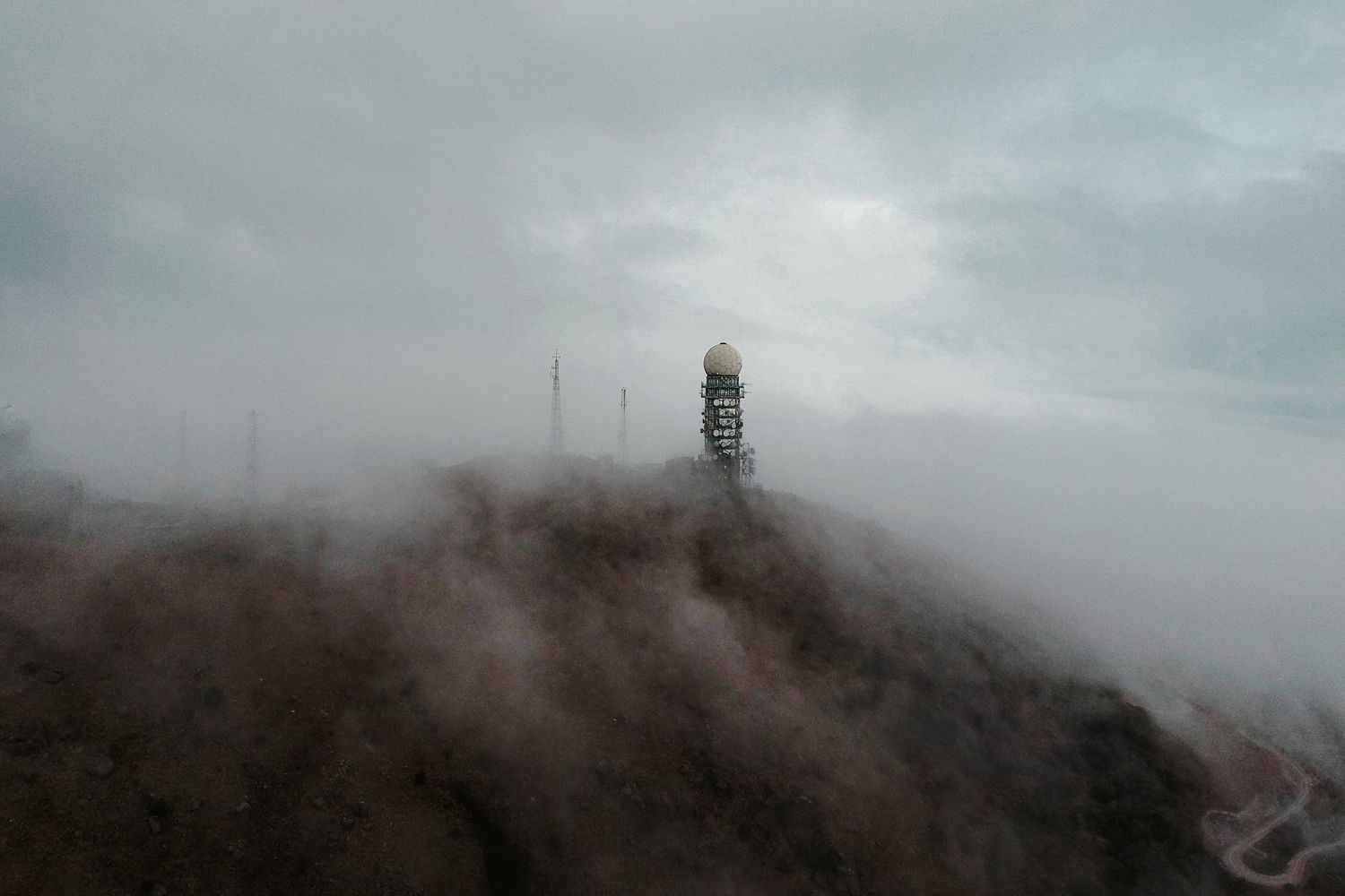霧鎖山巔