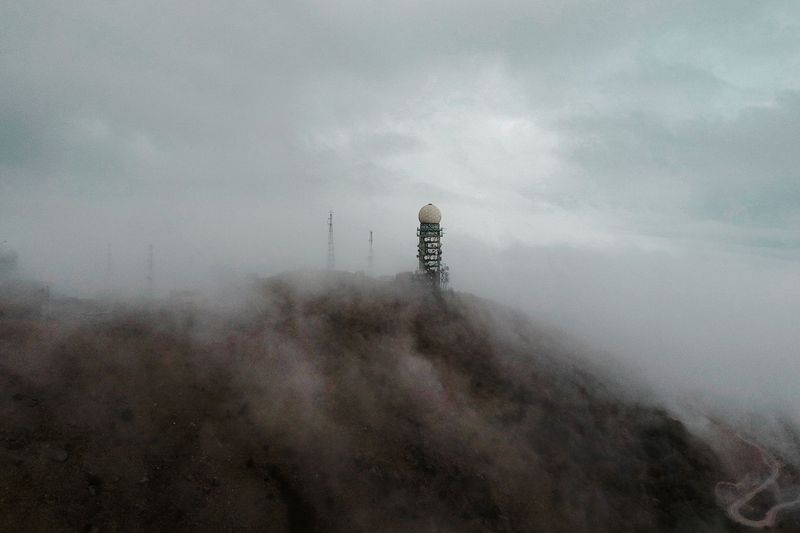 霧鎖山巔