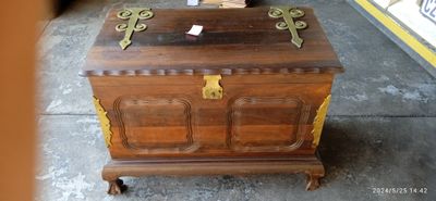 Vintage imbuia kist, Ball &amp; Claw Trousseau Chest