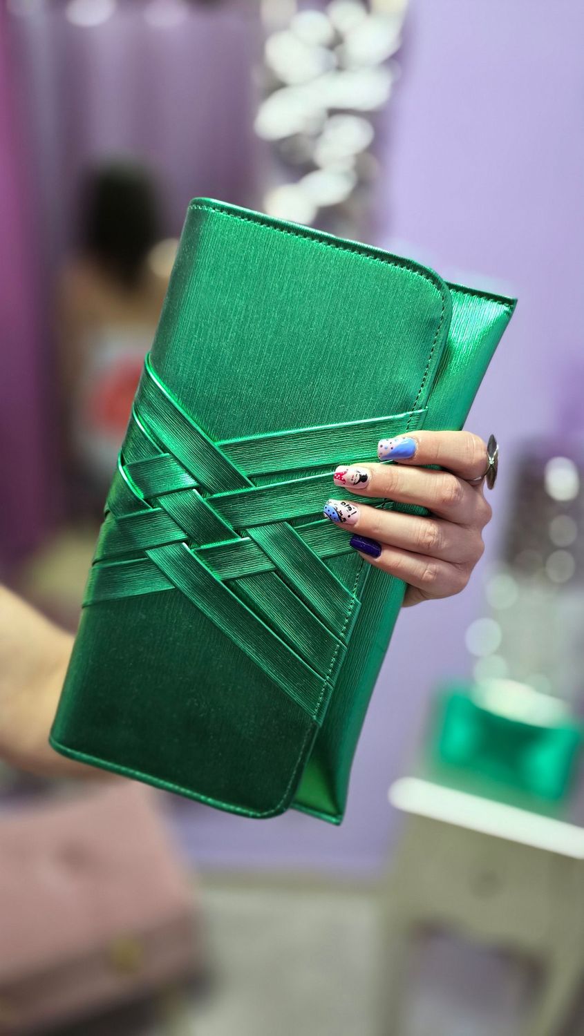 Cartera de mano color verde metalizado