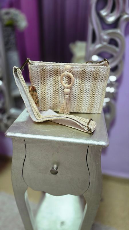 Bolso rafia decoración  anilla madera