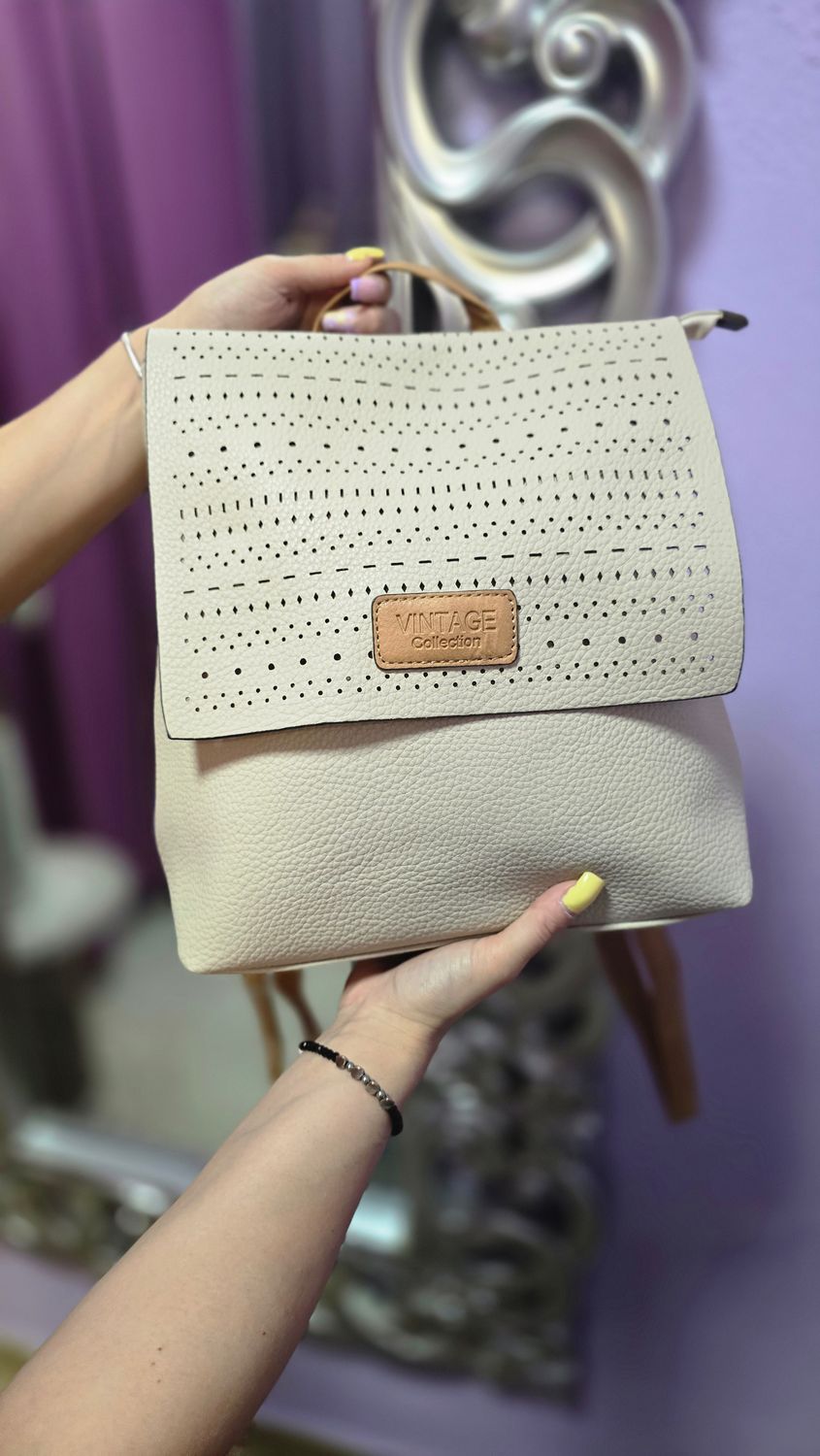 Mochila beig material solapa