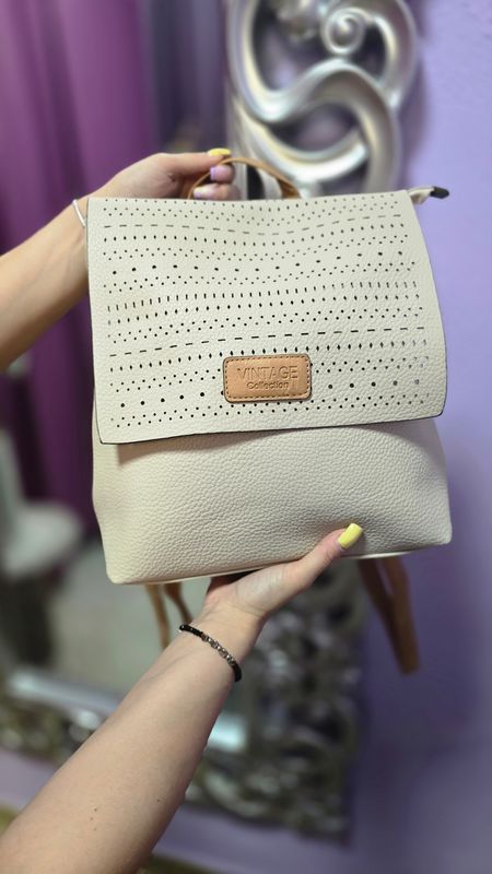 Mochila beig material solapa