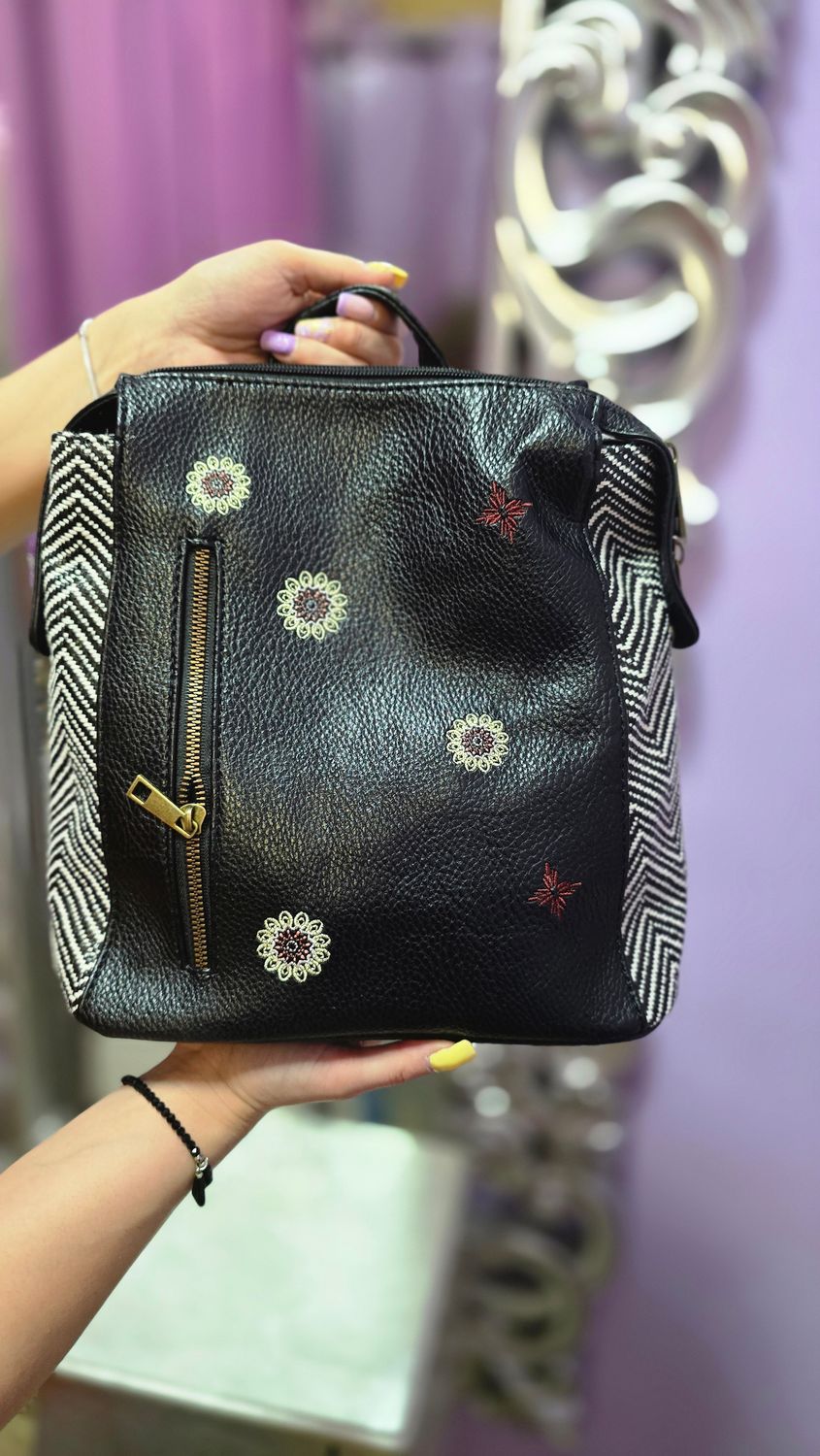 Mochila  bordada NEGRA cremallera