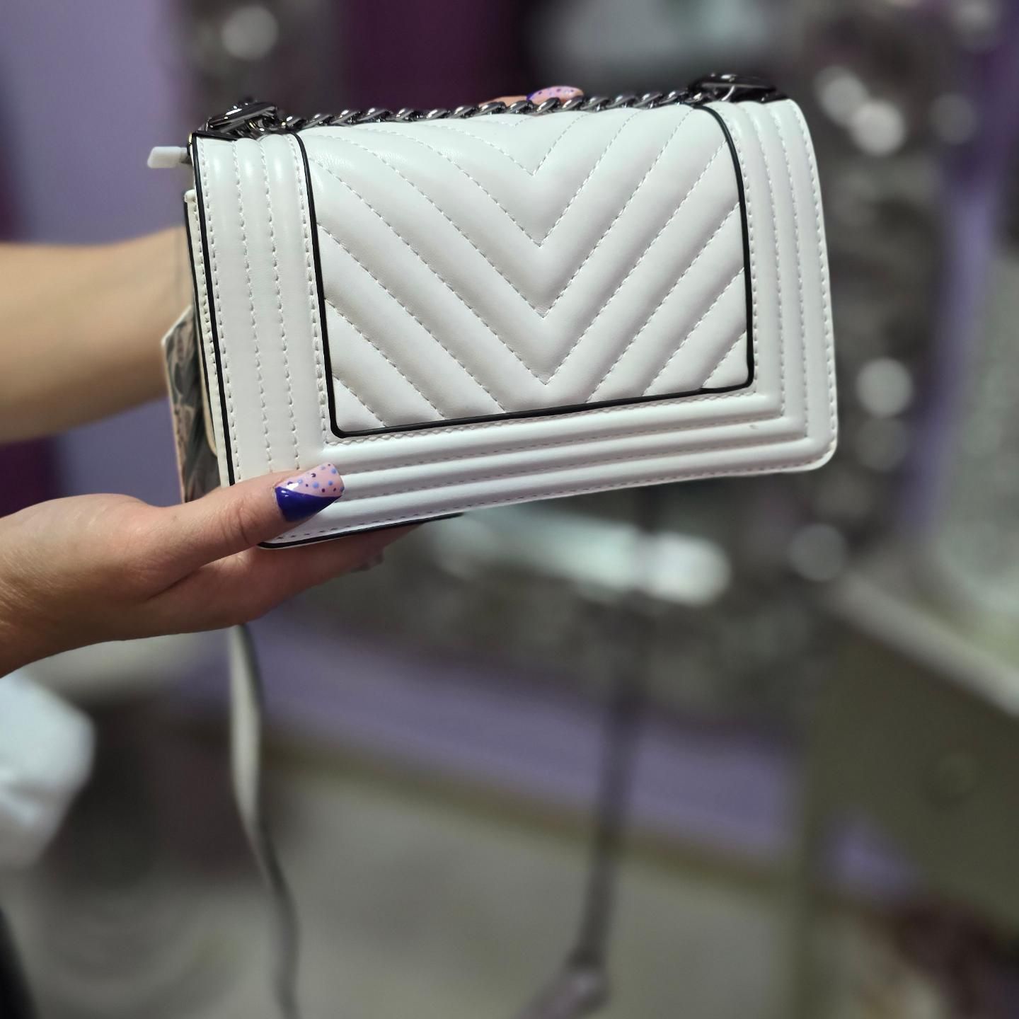 Bolso BLANCO cadena  negra