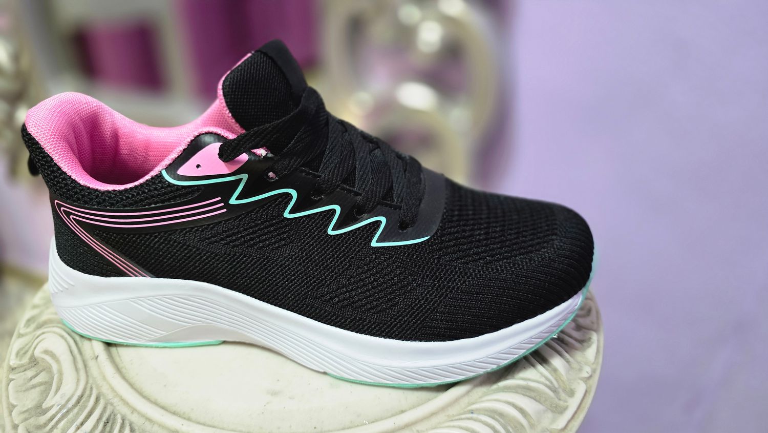 Zapatillas negras línea verde/fucsia