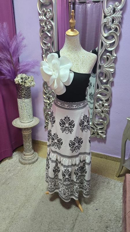Top negro FLOR blanca