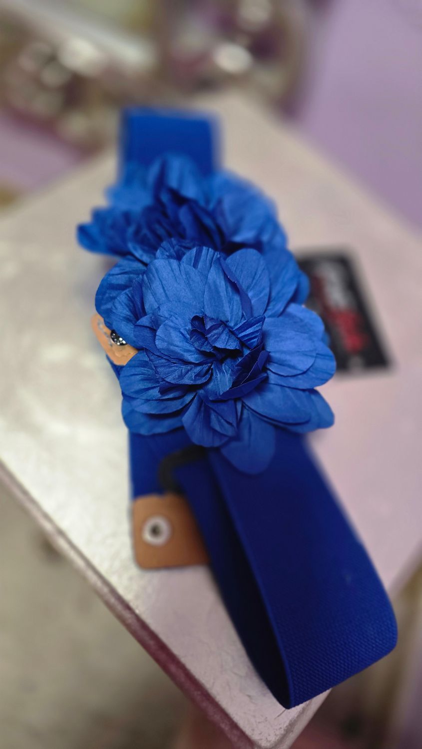 Cinturón flores goma azul