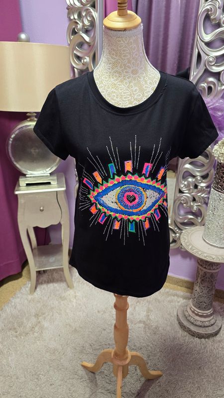 Camiseta negra OJO