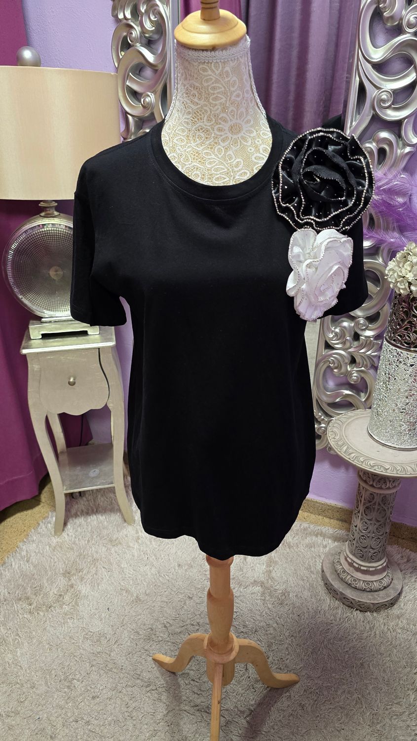 Camiseta negra doble flor