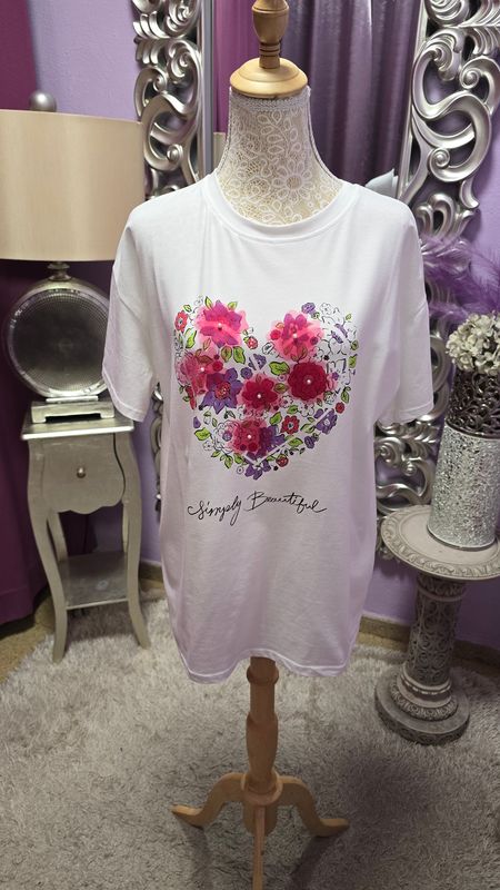 Camiseta flores relieve