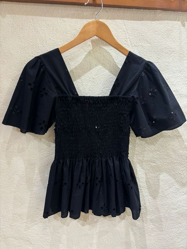 Camiseta Negra Calada Lolitas