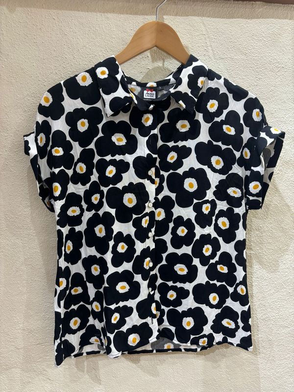 Blusa Akinolaude flores